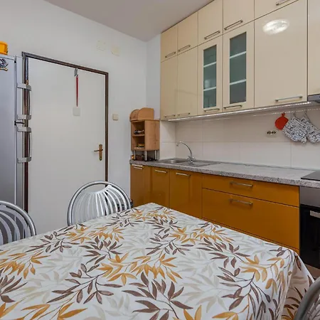 Lovely In With Wifi Будинок відпочинку